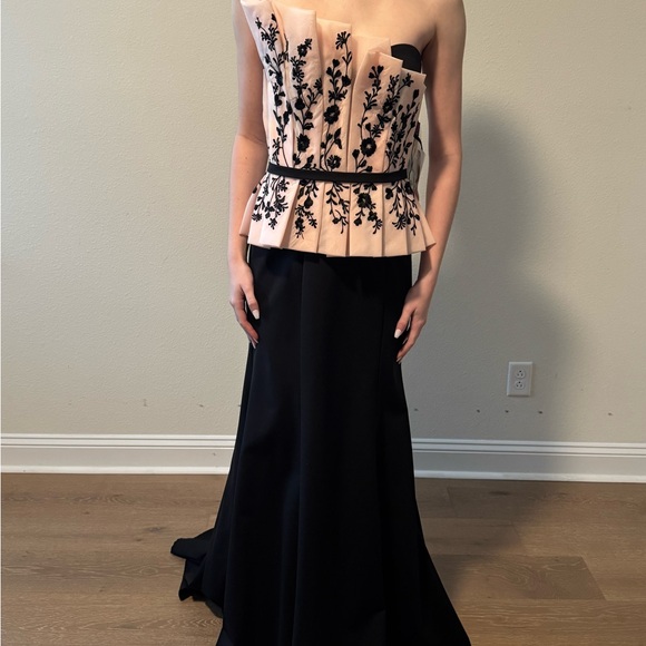 Evening Dress 🖤🌸 - Picture 2 of 4